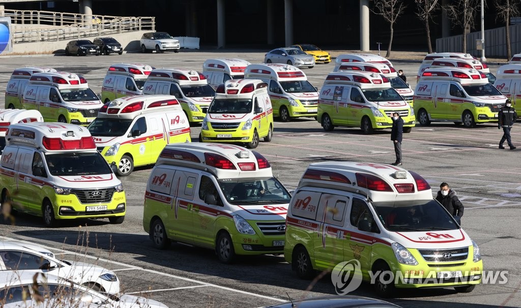 코로나19 환자 이송 담당 구급차 집결