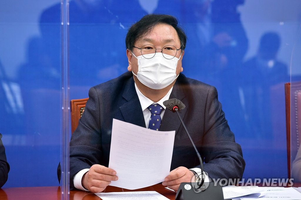 원내대책회의에서 발언하는 김태년 원내대표