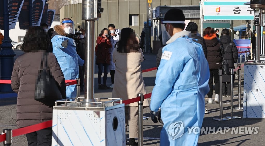 선별검사소 안내하는 수도방위사령부 장병들