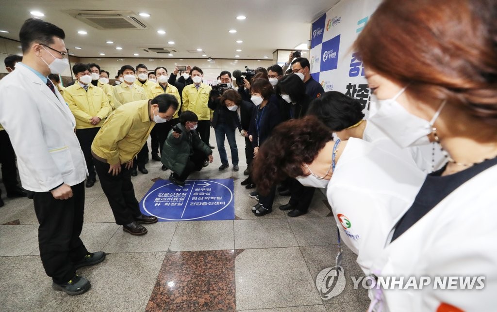 의료진에게 정중히 인사하는 정세균 총리