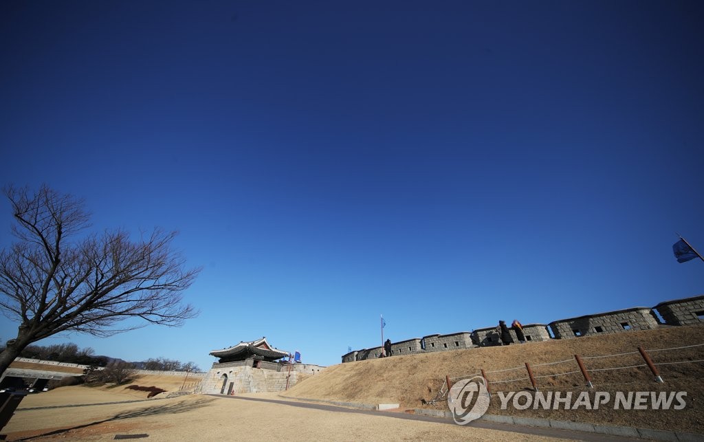 한파가 선물한 눈부시게 푸른 겨울 하늘