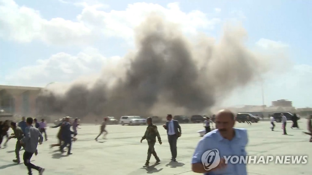 아덴 공항 폭발 현장서 대피하는 예멘 시민들