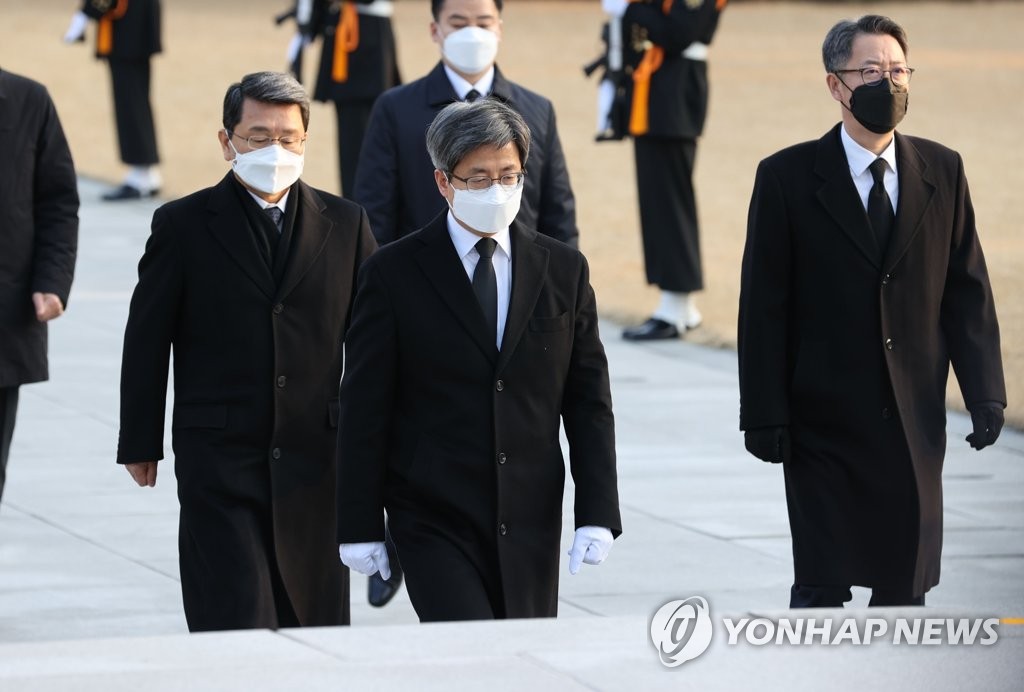 현충탑 향하는 김명수 대법원장