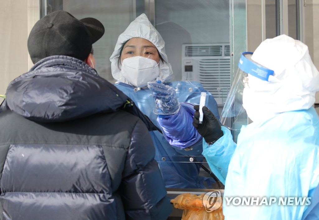 추위에도 멈출 수 없는 코로나 검사