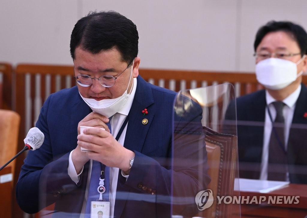 물 마시는 최종건 외교부 1차관