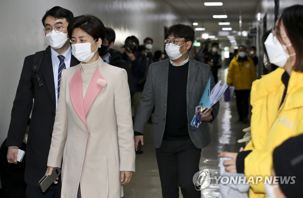정의당 의원들 앞 지나는 백혜련 소위원장