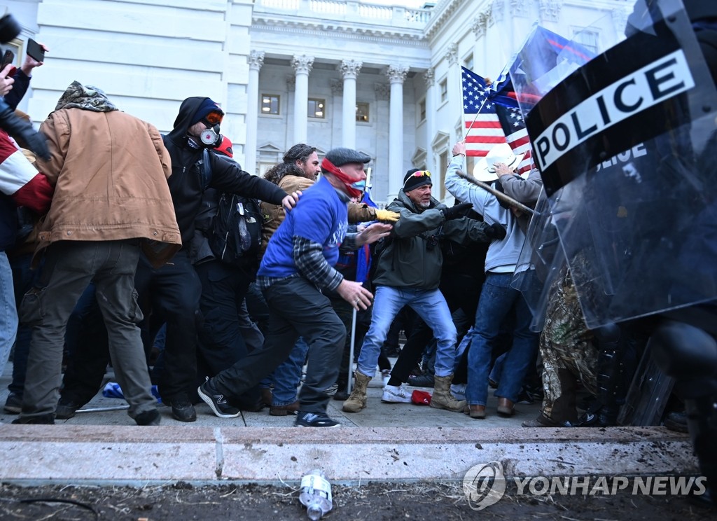 경찰 저지 뚫고 미 의사당 난입하는 트럼프 지지 시위대
