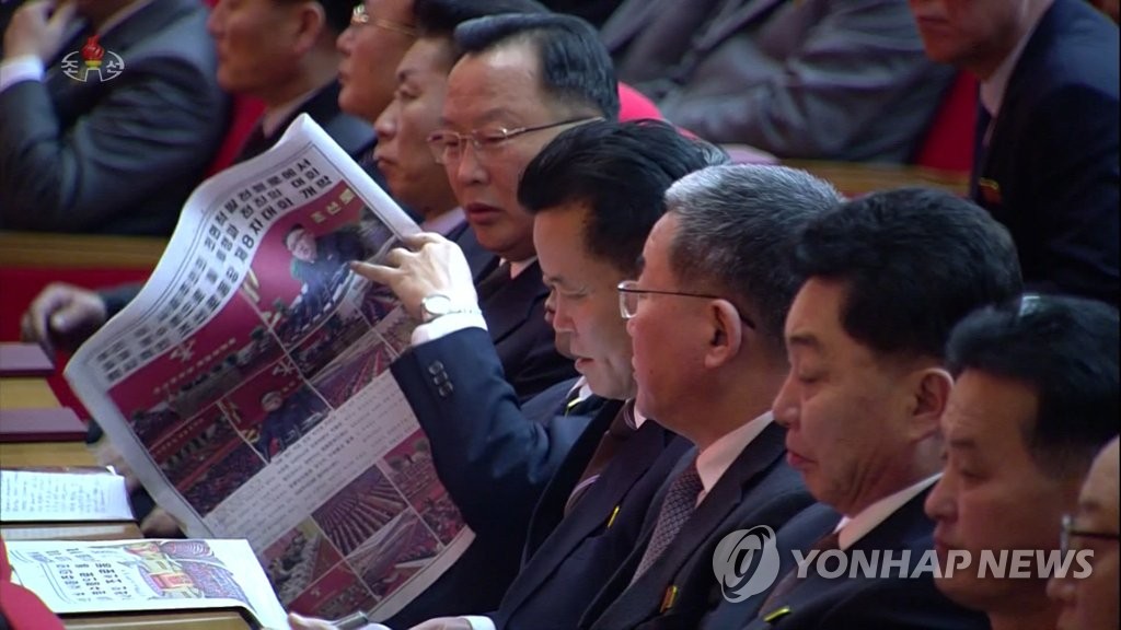 노동신문 읽는 북한 노동당대회 참석자들