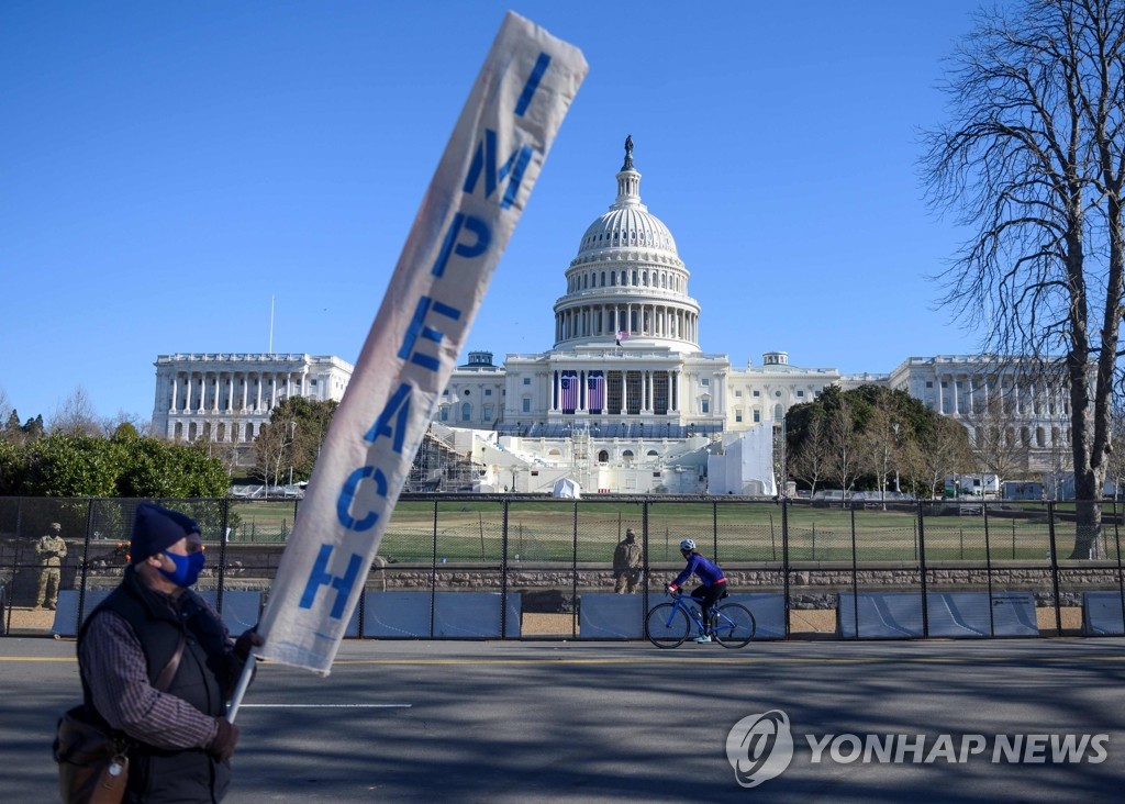 미 의회 주변에서 트럼프 탄핵 시위 벌이는 시민