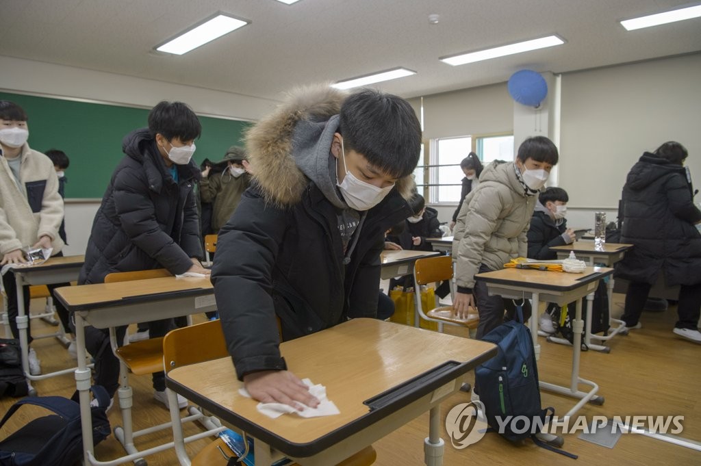책상을 소독하는 초등학생