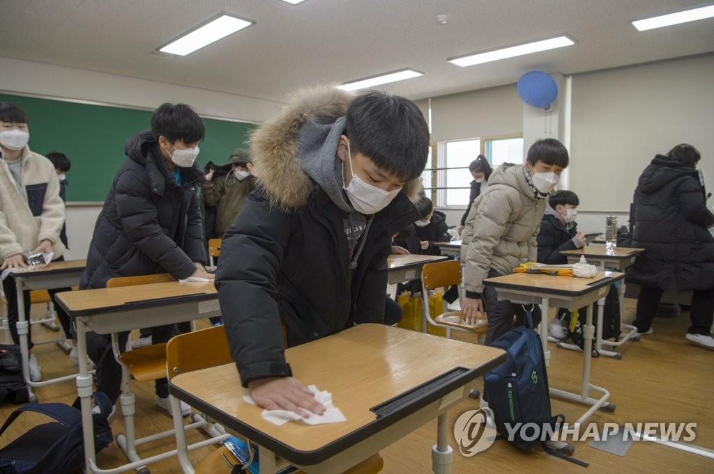 책상을 소독하는 초등학생 