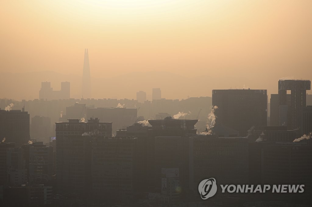 물러난 한파 뒤 찾아온 뿌연 하늘