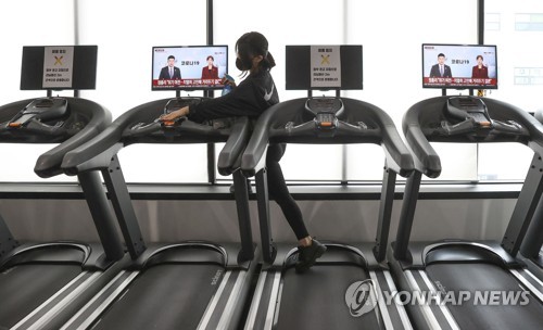 This photo shows a gym in Hwaseong, south of Seoul, that has been closed due to COVID-19 restrictions, on Jan. 15, 2021. (Yonhap)