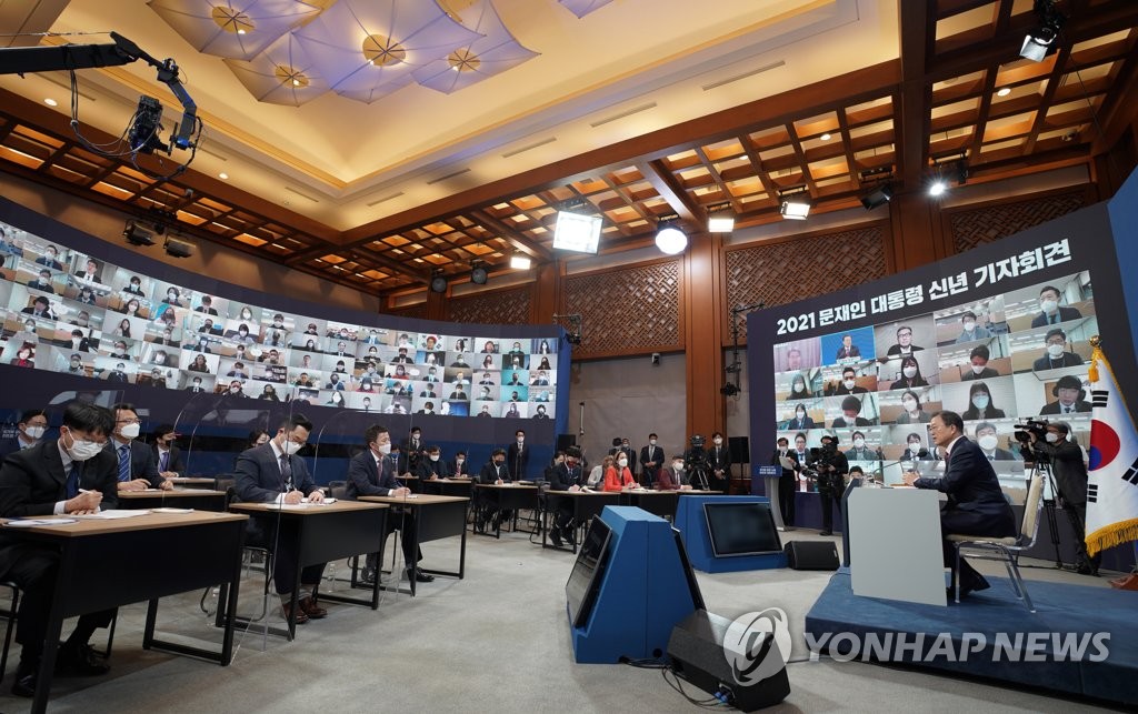 답변하는 문 대통령