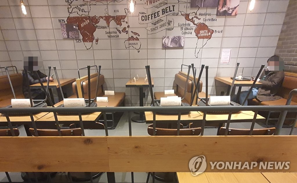 '거리두기' 하며 카페 이용하는 손님들