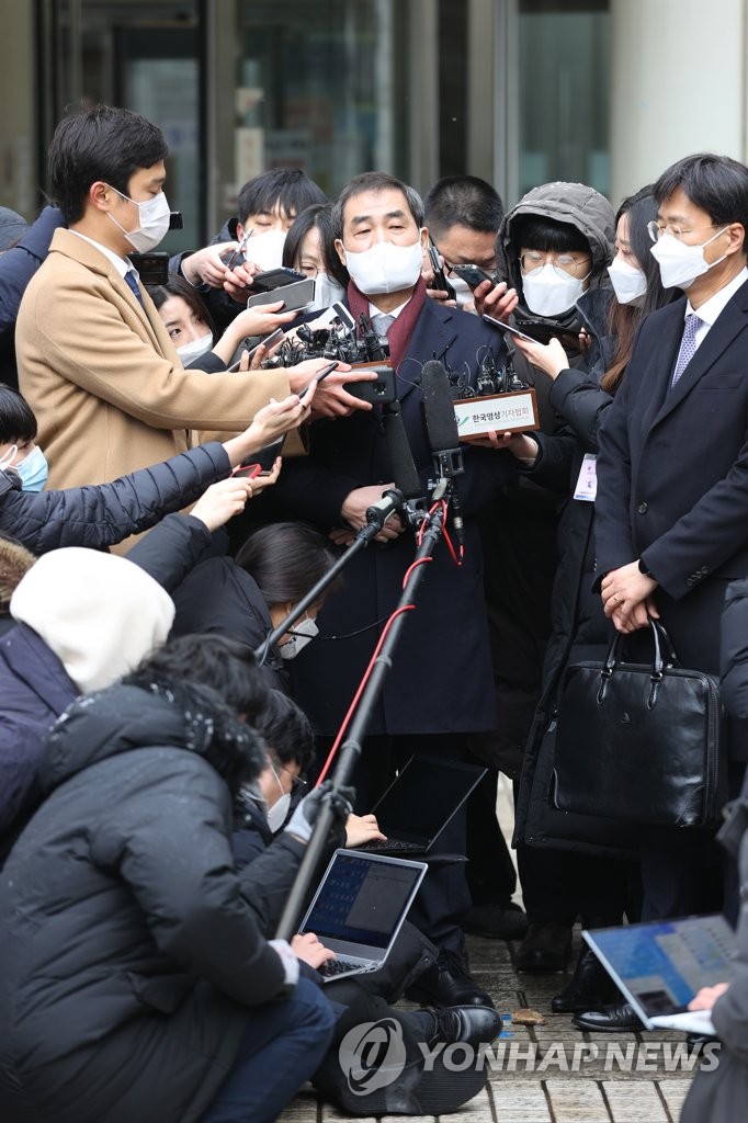 Samsung heir gets 2.5 yrs in prison for bribery Samsung heir gets 2.5 yrs in prison for bribery