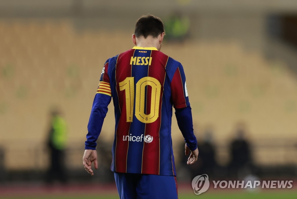 슈퍼컵 결승서 상대 선수 뒤통수 가격해 퇴장당하는 메시