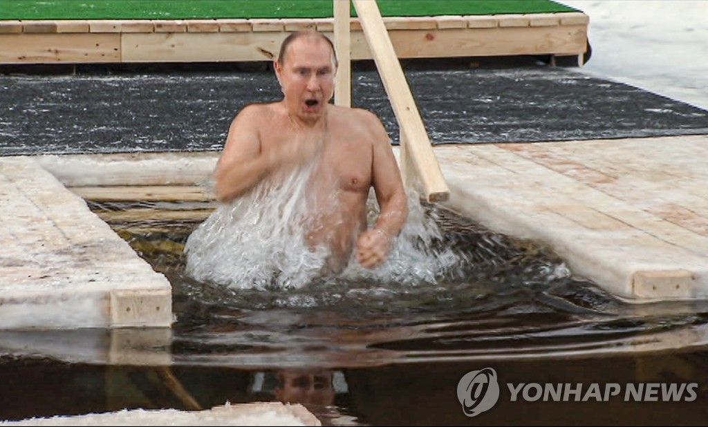 정교회 주현절 맞아 얼음물에 입욕하는 푸틴 러시아 대통령