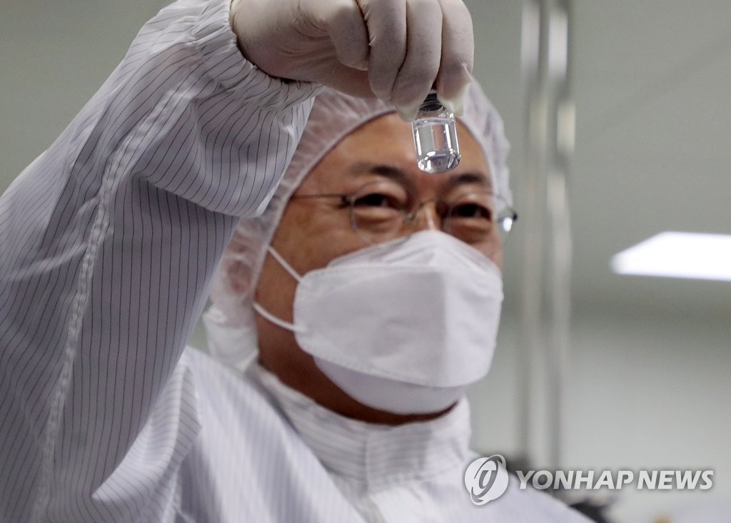 Moon en una instalación de producción de vacunas contra el nuevo coronavirus Moon en una instalación de producción de vacunas contra el nuevo coronavirus