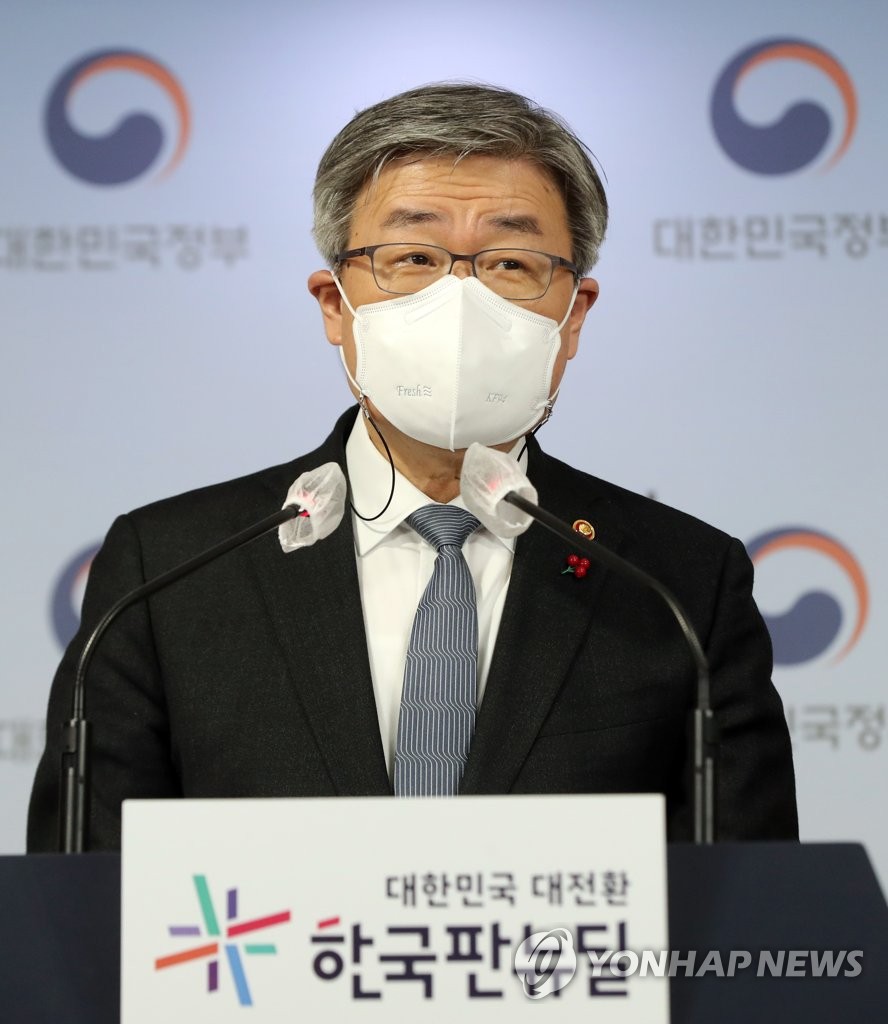 Labor minister attends press conference Labor minister attends press conference