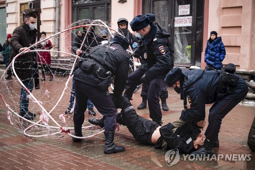 '나발니 석방' 요구 시위대 체포하는 러시아 경찰