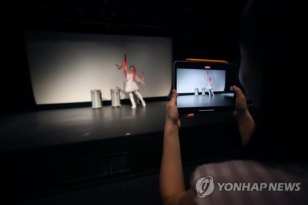'코로나19 여파로 휴관'…영화관에서 온라인 공연 콘텐츠 제작