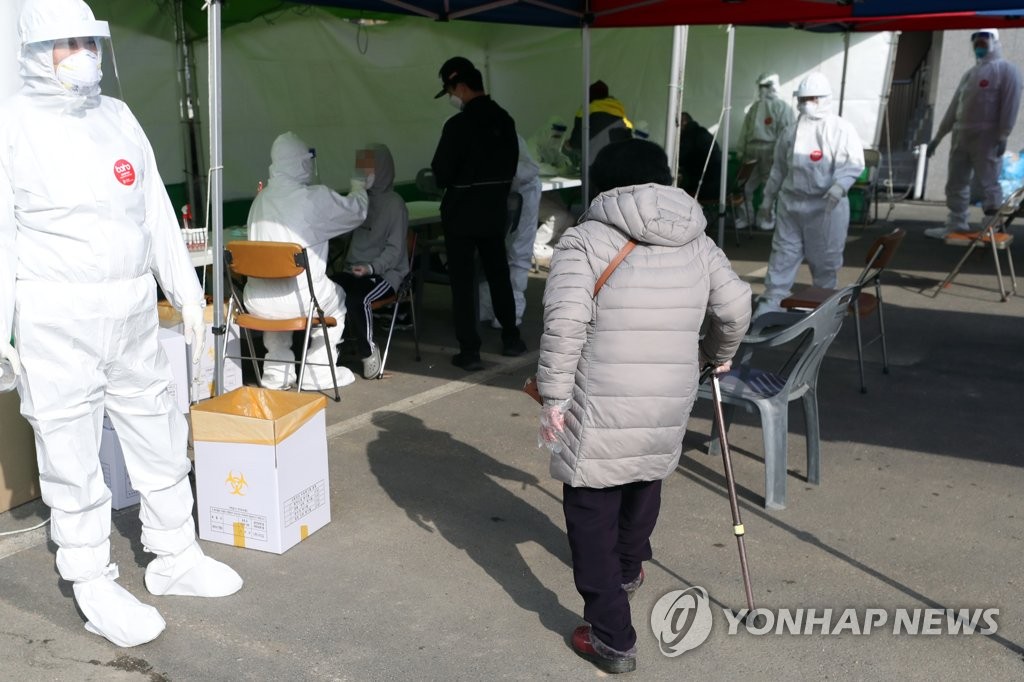 지팡이 짚고 코로나19 검사