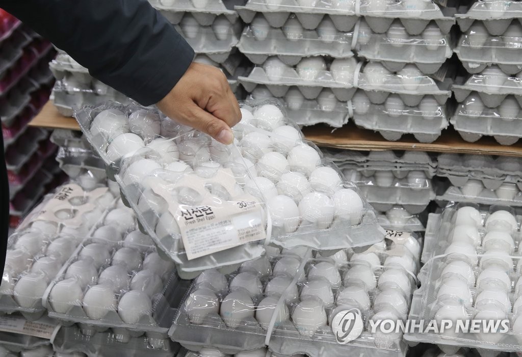 A shopper purchases a carton of eggs at a supermarket in Gyeonggi Province on Jan. 28, 2021. (Yonhap)