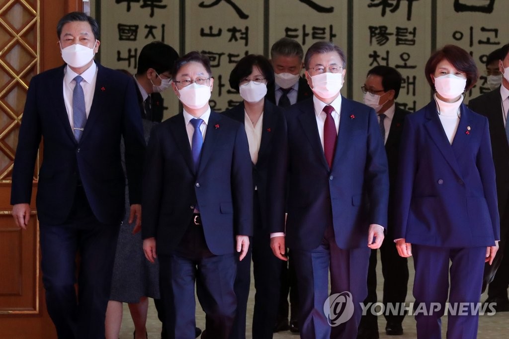 환담장으로 이동하는 문 대통령