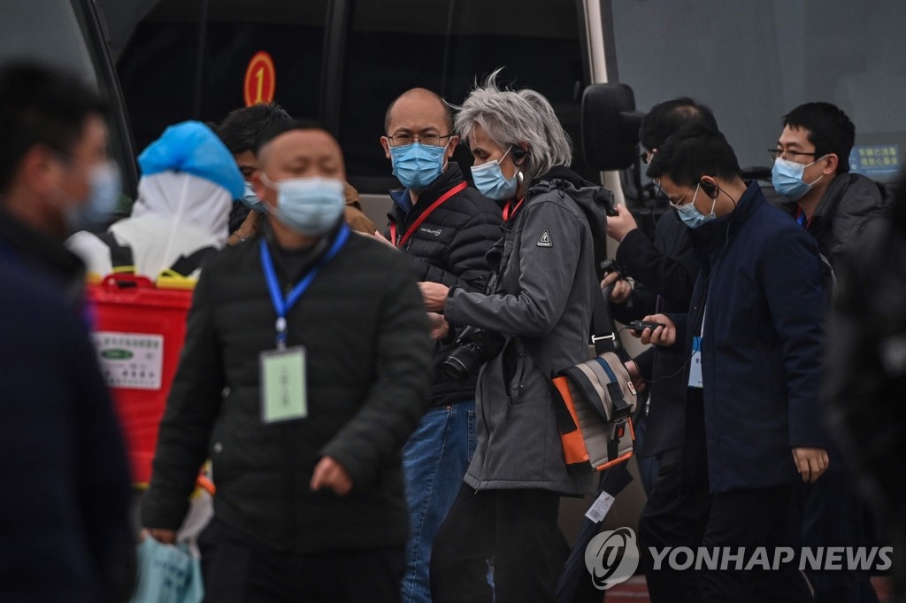 중국 우한 시장 방문하는 WHO '코로나19 기원조사팀'