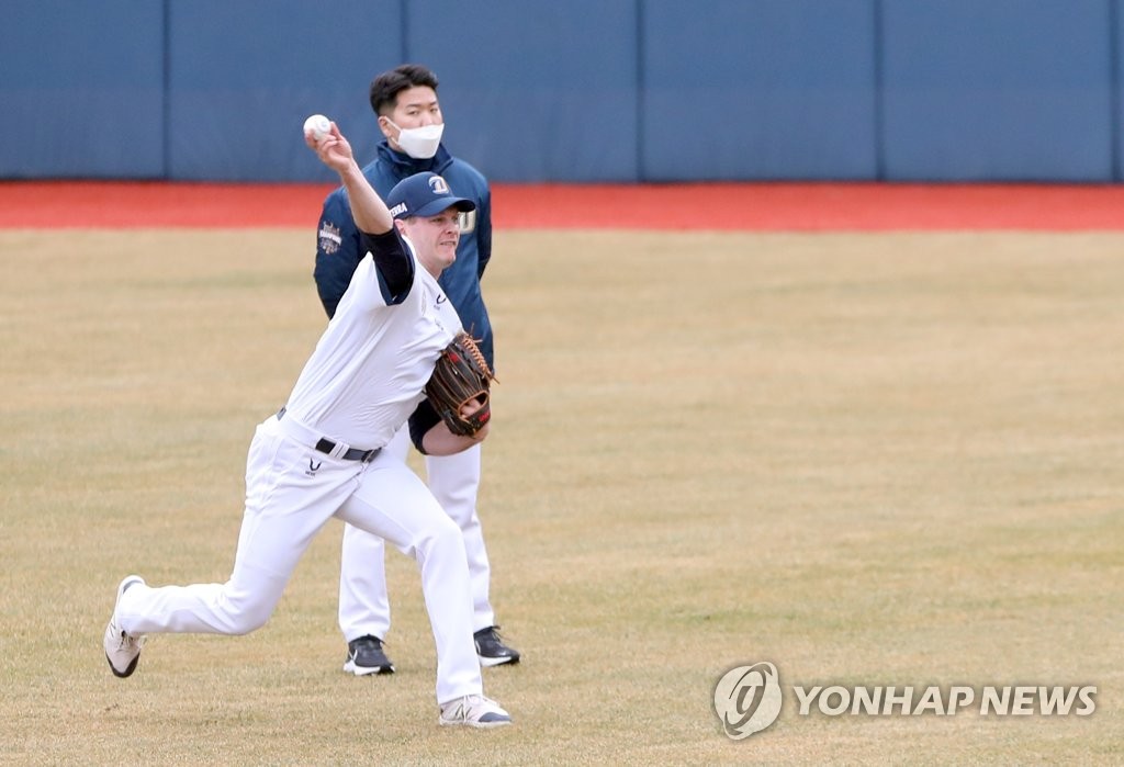 훈련하는 NC 루친스키