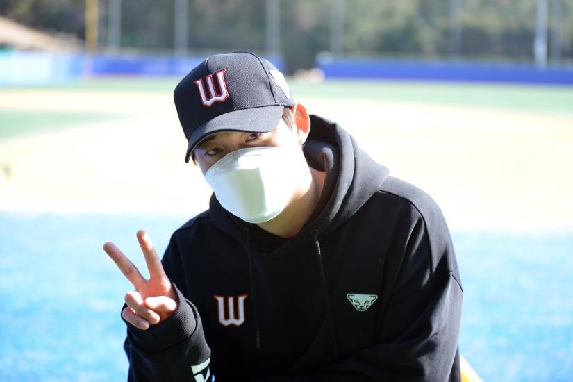 Ha Jae-hoon of the SK Wyverns poses for photos after practice at Kang Chang-hak Baseball Stadium in Seogwipo, Jeju Island, on Feb. 3, 2021. (Yonhap)