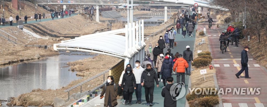 산책하는 시민들