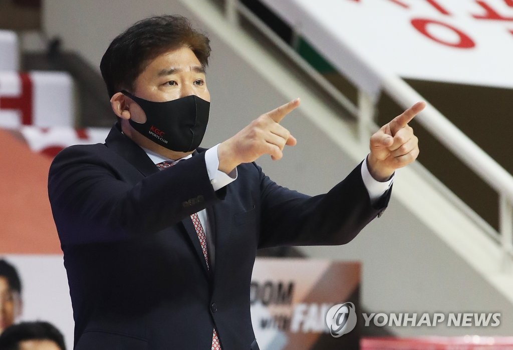 작전 지시하는 김승기 감독