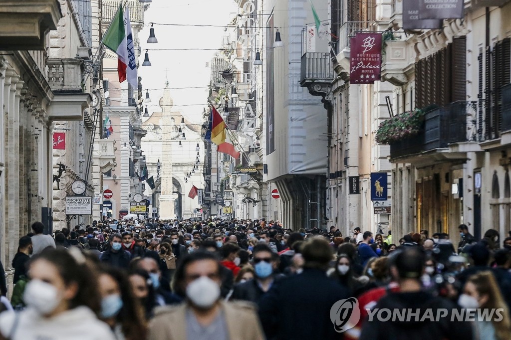 '코로나19 봉쇄' 완화에 인파 가득한 로마 거리