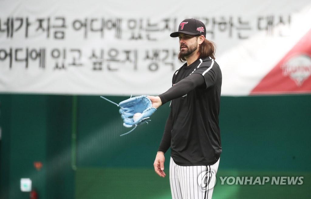 Casey Kelly of the LG Twins trains at LG Champions Park in Icheon, 80 kilometers south of Seoul, during the club's spring training on Feb. 9, 2021. (Yonhap)