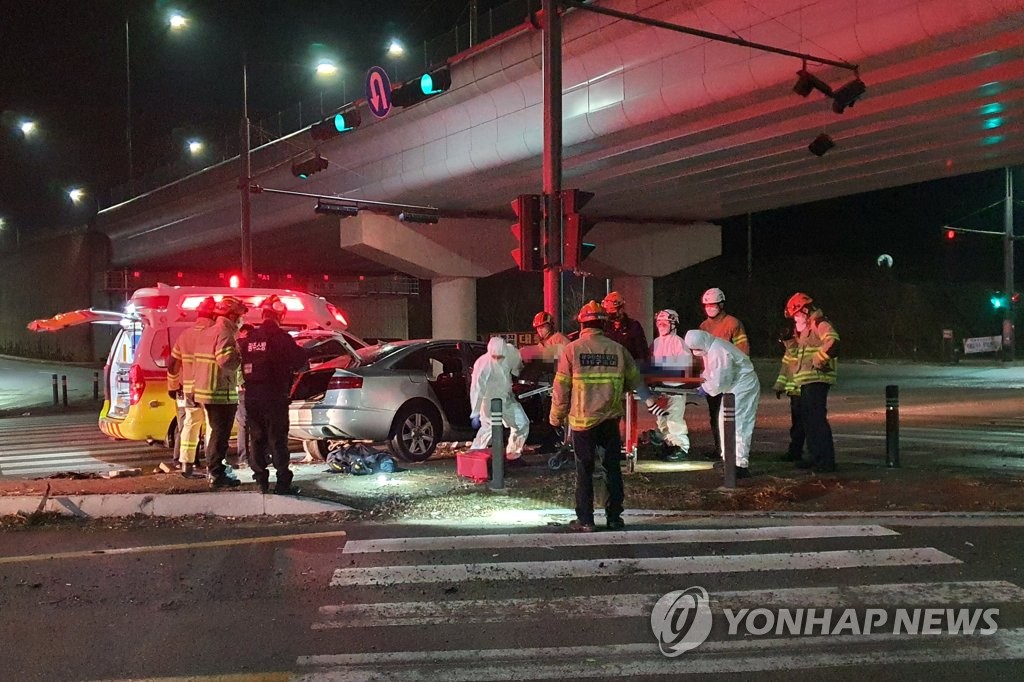 음주운전 차량 신호등 기둥과 충돌…동승자 숨져