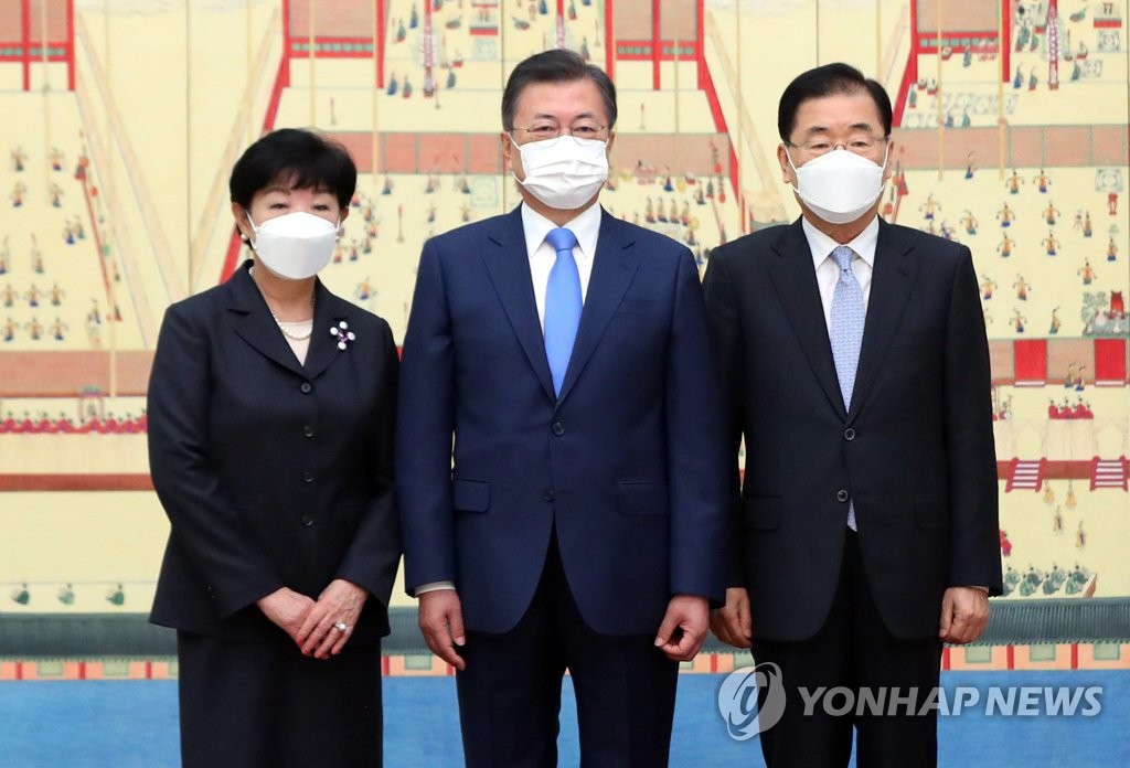 정의용 신임 장관 내외와 사진 촬영하는 문 대통령