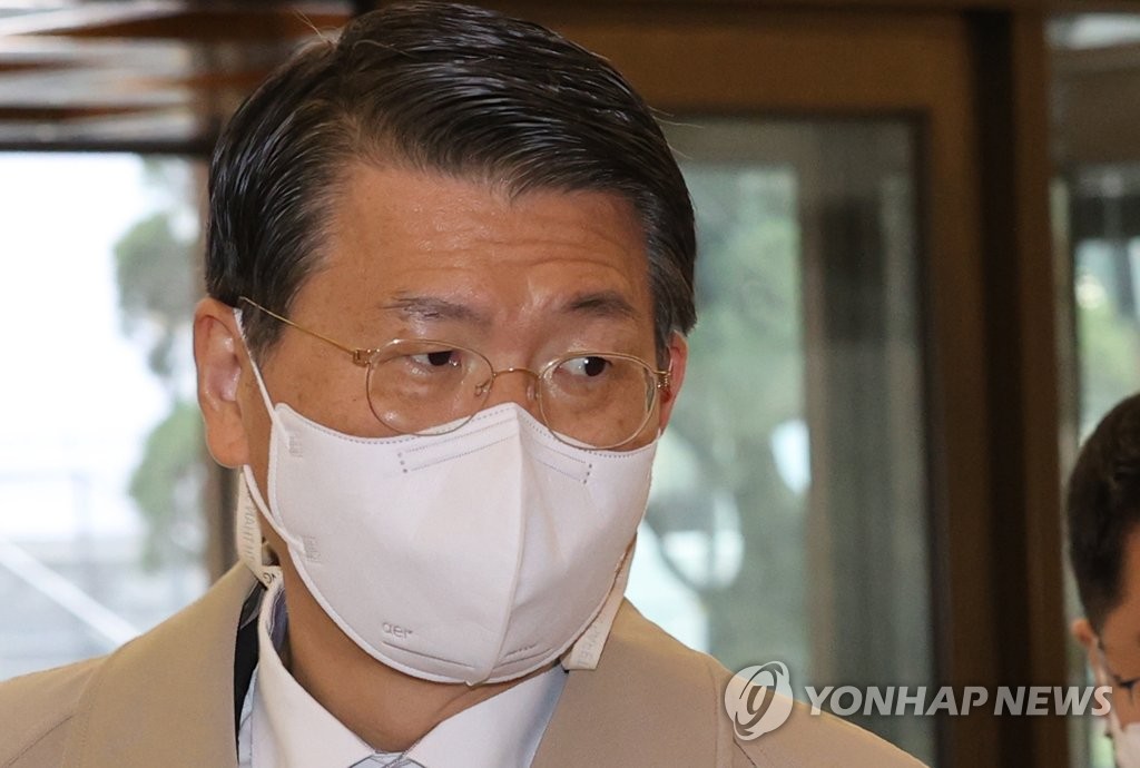 간담회장 향하는 은성수 금융위원장