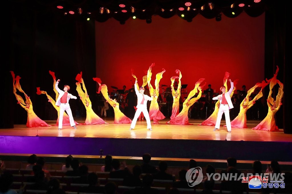 북한 왕재산예술단 지방순회공연 시작…중장부터 탭댄스까지