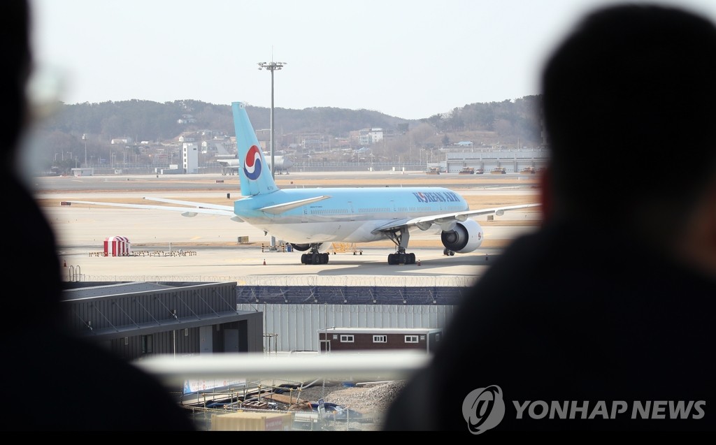 멈춰 선 보잉 777 여객기