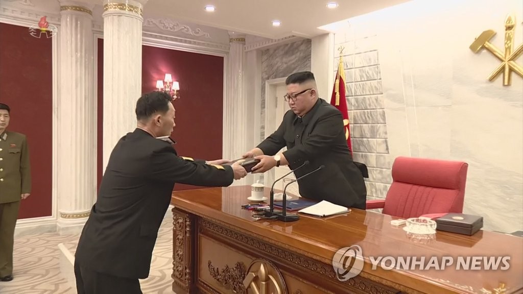 북한 김정은, 해군사령관 김성길·공군사령관 김충일 임명