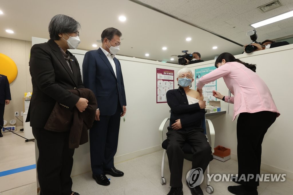 (LEAD) Début de la campagne de vaccination : Moon en visite dans un centre de santé publique à Séoul