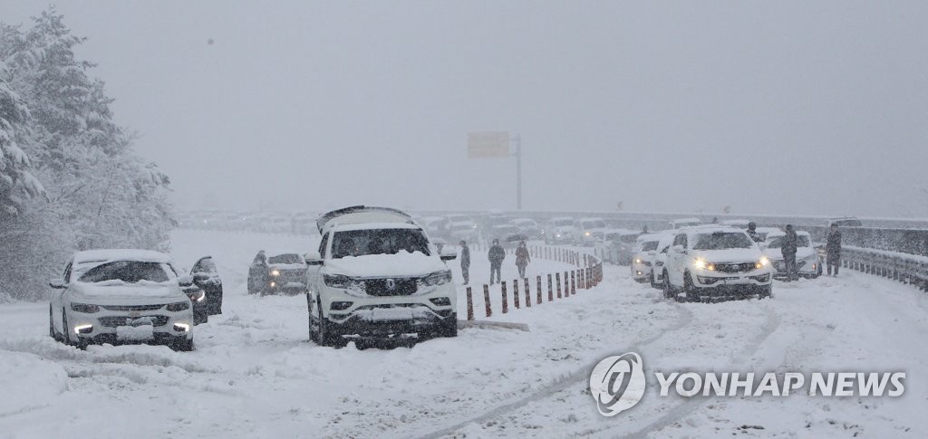 إغلاق الطرق بعد تساقط الثلوج الكثيفة إغلاق الطرق بعد تساقط الثلوج الكثيفة