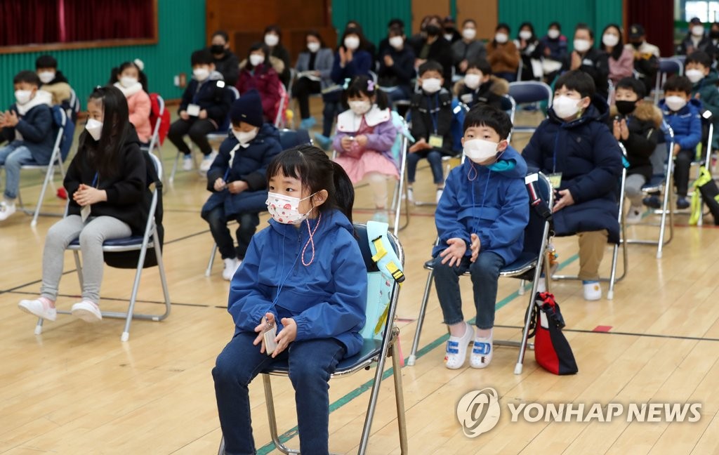 Students attend an entrance ceremony held at an elementary school in Gwangju, 330 kilometers south of Seoul, on March 2, 2021. (Yonhap)