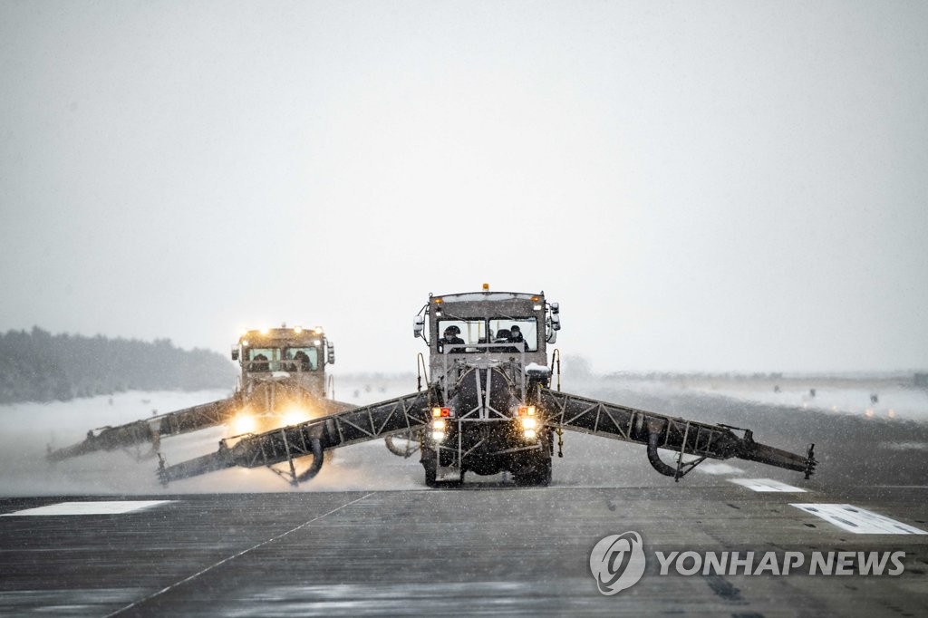 활주로에 쌓인 폭설을 치워라
