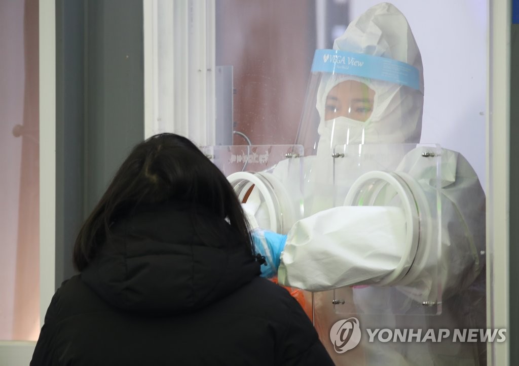 검체 채취하는 의료진