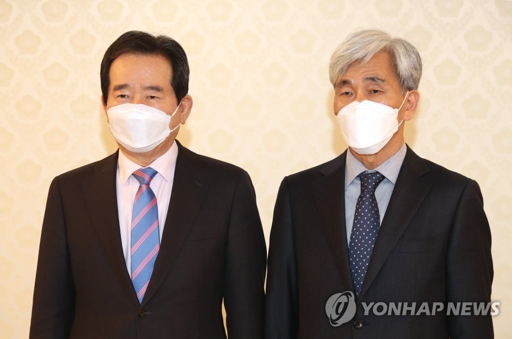 정해구 경제·인문사회연구회 이사장과 기념촬영 하는 총리