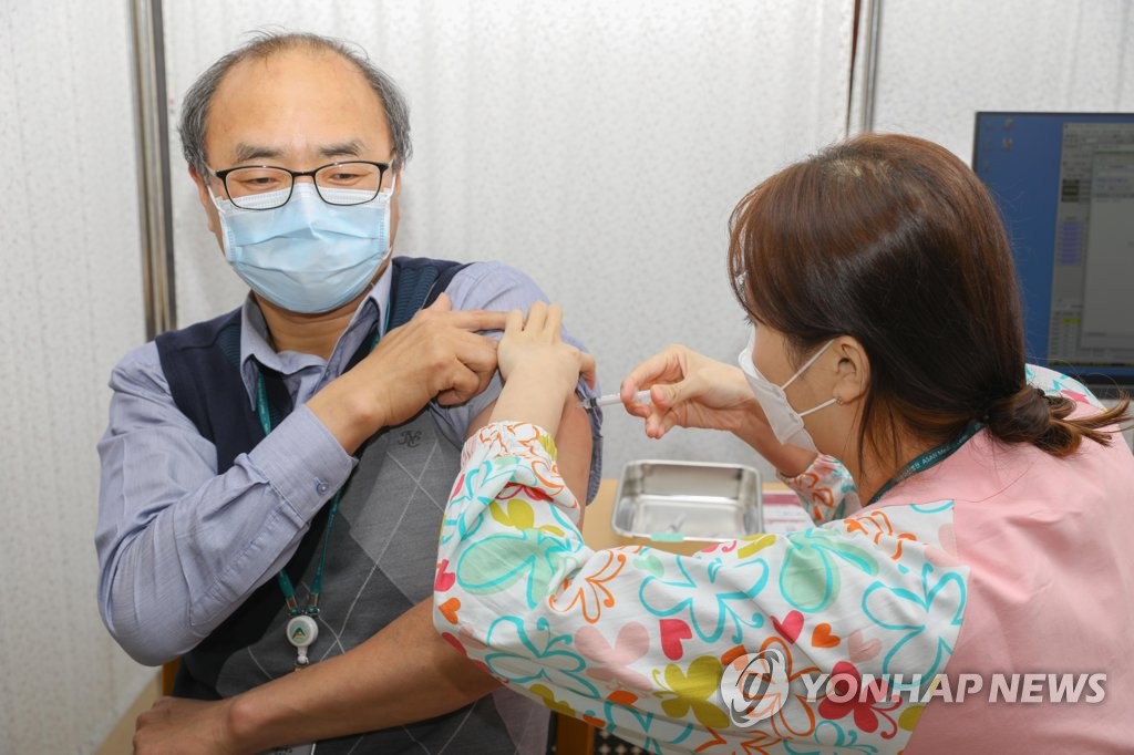 A medical worker receives a vaccination shot at Gangneung Asan Hospital in Gangneung, 168 kilometers east of Seoul, on March 5, 2021, in this photo provided by the hospital. (PHOTO NOT FOR SALE) (Yonhap)