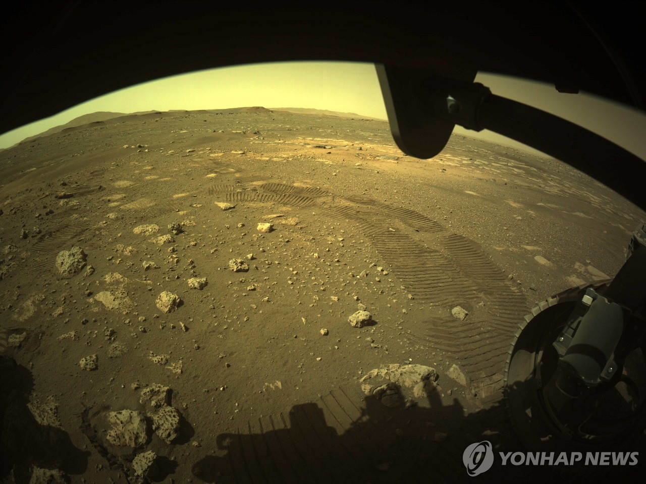 붉은 땅에 바퀴자국…미 퍼서비어런스, 화성 시험주행 성공 